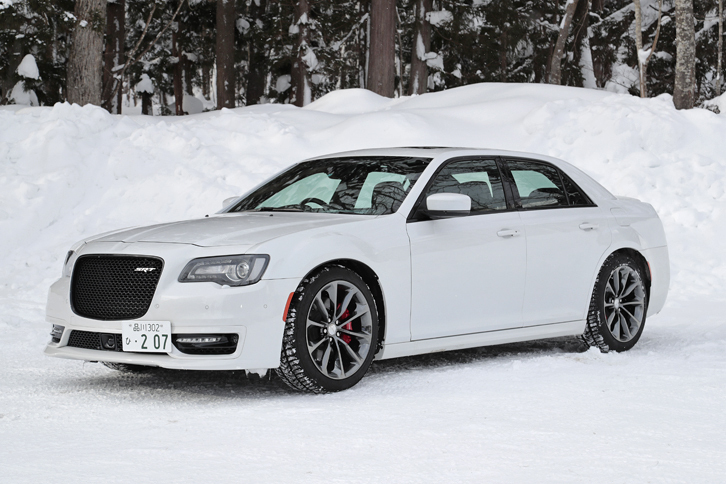 20インチのブラックベイパーアルミホールを標準装備。その奥から顔をのぞかせるレッドブレーキキャリパーが目を引く。