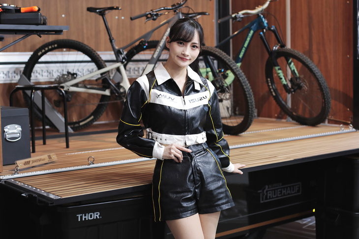 いすゞA&Sブースの美波みゆさん