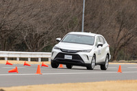 SUVは他の乗用車と比べて車重の重いクルマが多く、また車高も高めとなる。コーナリングなどでふらふらしない、腰砕けにならないためには、独自の工夫が必要なのだ。