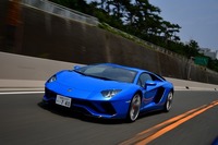 今回シャシーも大幅に進化を遂げ、磁性流体サスペンションのLMS（ランボルギーニ・マグネト・レオロジカル・サスペンション）が採用された。