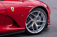 オプションとなる、20インチクロームドペイント鍛造ホイール。タイヤサイズは前275/35ZR20、後ろ315/35ZR20となる。