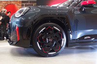 「MINIジョンクーパーワークスE」には17インチ、「MINIジョンクーパーワークス エースマンE」（写真）には18インチサイズの専用ホイールを採用。