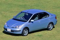 1997年10月に発表、同年12月に発売された初代「トヨタ・プリウス」。手塚治虫の漫画のキャラクターが総出演したCMも印象的だった。