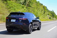 「レンジローバー ヴェラール」の2021年モデルは、運転支援システムも充実。「3Dサラウンドカメラ」や「ブラインドスポットアシスト」「リアコリジョンモニター」などが標準装備される。