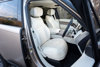 試乗車に装備されていたパーフォレーテッドセミアニリンレザーシート。「レンジローバー」のフロントシートは、伝統的にボンネットの先まで見渡せる高いアイポイントが特徴だ。