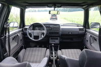 2代目「ゴルフGTI」のインテリア。シート表皮は現在でも採用されているタータンチェック柄だ。