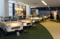 スズキ歴史館に展示されている、1959年デビューの「スズライトTL」（手前）に始まる、1960年代半ばまでのスズライトシリーズ。