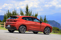 SUV系のモデルとはいうものの、都会派「X2」の全高（1535mm）は、多くの立体駐車場に収容できる1550mm以下に抑えられている。