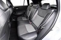 後席にはリクライニング機能が備わる。「Z」グレードのものは、前席と同様、本革とファブリックのコンビ仕立てとなる。