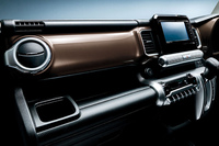 「ハイブリッドMZ」グレードに、「ブラウンアクセントパッケージ」がメーカーオプションとして設定される。