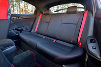 乗車定員は4人。リアシートは2人掛けとなる。