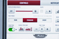 タッチスクリーンでは3種類のライディングモードの切り替えに加え、乗車人数や荷物の積載量に合わせて、リアサスペンションのプリロードも調整できる。