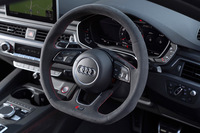 フラットボトムのリム形状と、アルカンターラ表皮が特徴の「RSマルチファンクションステアリングホイール」。