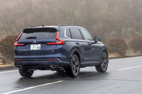 「CR-V」はハイブリッド車でありながら後輪をプロペラシャフトを介して駆動するメカニカルな4WDが特徴（次世代はリアモーターになるという）。先代では60：40だった前後トルク配分を50：50～60：40の可変式に変えている。