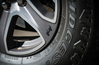 ホイールリムに刻まれたオールドジープのアイコン。同様の図案がフロントウィンドウやヘッドランプユニットの内部にも登場する。