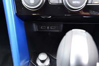 センターコンソールのシフトレバー前方には、前席用のUSBコネクター（Type-C）が2つ備わる。