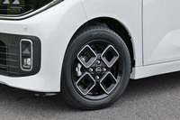 14インチ、15インチホイールのいずれにも “かどまる四角”のデザインを採用。今回試乗したプロトタイプモデル「ハイウェイスターGターボ プロパイロットエディション」には165/55R15サイズ、「ハイウェイスターXプロパイロットエディション」（写真）には、155/65R14サイズのタイヤが装着されていた。