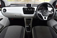 インテリアはマイナーチェンジ前のデザインを踏襲。新たに「インテリアアンビエントライト」が装備される。