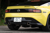 凝ったテールパイプフィニッシャーの意匠が目を引く、左右2本出しのマフラー。昨今のモデルらしく、エキゾーストサウンドは控えめだ。