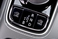 バッテリーチャージモードとバッテリーセーブモードのスイッチは、シフトセレクターの手前に配置される。