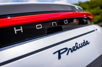 新型「プレリュード」のリアに備わるエンブレムは、4代目プレリュードのエンブレムをベースにデザインされている。