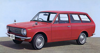 1967年「トヨタ・カローラ バン」。「プラス100ccの余裕」をキャッチフレーズに掲げ、1.1リッター直4 OHVエンジンを積んで登場した初代カローラのバン。