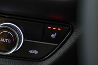 運転席側のシートヒーターのスイッチはステアリングヒーターの左下。3段階の温度調整が可能。