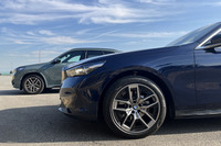 BMWの「5シリーズ」といえば、カーマニアにとってメートル原器までいかなくても、マイルストーン的な存在。「X1」はちまたで大変評判がよく、2023年のBMWモデル別販売ランキングで「3シリーズ」「2シリーズ」に次ぐ売れ行きをみせた。