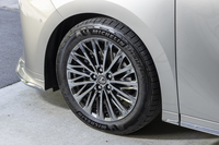 タイヤ＆ホイールは19インチ。ダウングレードオプションで17インチも選べるが、19インチは鍛造ホイールのため、重さはどちらも変わらないという。