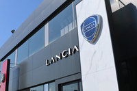 「イプシロン」投入に合わせて、ランチアは新しい販売店用CI （コーポレート・アイデンティティー）を導入した。看板は大理石風のブリントが施されたものに。