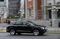 実際に走っている姿は想像しづらいものの、オフロード走破性の高さも「ベンテイガ」のセリングポイントのひとつ。「氷雪路」や「砂利道」「泥ねい路」「砂地」などの路面状況に応じて各部を総合的にコントロールする「ドライブダイナミクスモード」が標準装備されている。