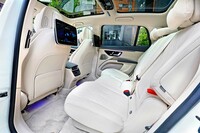 2列目シートには前後130mmの電動スライド機構や、18°の調整幅を持つ電動リクライニング機構を装備。オプションの「ショーファーパッケージ」を選ぶと、リアエンターテインメントシステムやリアタブレットが装備される。