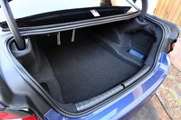 トランクルームの容量は、5人乗車時で530リッター。後席の背もたれを前方に倒すことで、長尺物にも対応できる。