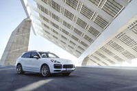 ポルシェが「カイエンEハイブリッド」の予約受注を開始