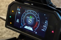 「トレーサー9 GT＋」のメーターパネル。表示部の左端に、アダプティブクルーズコントロールのアイコンが表示されている。