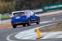 まずは30～40km/hで低速での走りを確認し、それから徐々にペースを上げていく。外山さんはさまざまな車速での乗り心地に加え、走行安定性やブレーキング時の挙動もチェックしていた。