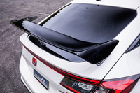 「シビック タイプR」に標準で装備されるグロスブラックの専用リアスポイラー。ステーは軽量なアルミダイキャスト製になっている。