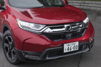 近年のホンダ車ではおなじみとなっている、グリルとヘッドランプに連続性を持たせた意匠の「ソリッドウイングフェイス」。ヘッドランプの端が切れ上がっているため、他のホンダ車よりも眼光が鋭く見える。