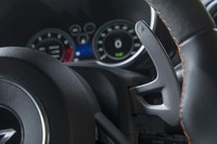 ステアリングポスト固定式の大型シフトパドルを装備する。