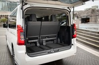 8人乗り仕様車の荷室。室内幅は1970mmで、奥行きは実測で最大700mmほど。2列目または3列目に乗員がいる場合は500mmほどが限界といえる。それでも、容量90リッターのトランクであれば4個積み込むことができる。