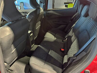 後席。リアウィンドウの天地は狭いが、座ってみるとさほど閉所感はない。