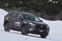 氷盤での制動と旋回テストに続き雪上コースで、「アイスガード7」と「アイスガードSUV G075」（写真）を装着した「RAV4」をドライブ。スラロームとフル制動テストを行った。