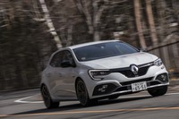 「メガーヌR.S.」には前輪に加えて後輪も操舵する4コントロールが備わっている。後輪は最大で2.7度まで切れるが、バック駐車時などには作動しない。