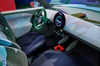 レザー？ クローム？ いや、実際にはファブリックだけだ。MINIは「エースマン」の研究でサステイナビリティーに全力を尽くした。