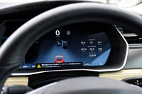 警告が出ているにもかかわらず、ステアリングホイールから手を離し続けると、「現在の走行ではこれ以降オートステアリングは利用できません。ハンドルを握る警告が無視されました」と表示され、最終的には停止する。