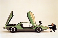 ガンディーニが手がけたコンセプトモデル「アルファ・ロメオ・カラボ」（1968年）と、カロッツェリア・ベルトーネのヌッチオ・ベルトーネ社長（当時）。