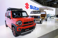 スズキブースのステージの様子。自動車だけでなく、バイクや自立型移動ロボットと、多彩な顔触れが並ぶ。