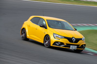 バッテリーやホイールなど、さまざまな箇所で軽量化が図られた「トロフィー」。車両重量はEDC車で1470kgと、標準モデルより10kg軽減されている。