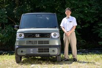 エクステリアデザインを担当した小向貴大さん。SUV的な力強さではなく、気軽に頼れる道具っぽさを大事にしたという。