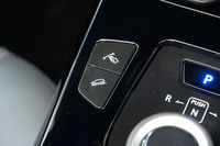 「イージードライブペダル」のボタンはセンターコンソールに配置（写真は4WD車）。走行中にレバーやステアリングパドルなどで減速度を調整する機能はなく、「あらかじめ設定しておいた減速度（3段階から選択可能）を、ボタンで呼び出す」といった使いかたとなる。また減速度を最強に設定しても、アクセルを抜いただけでは停車まではおこなわれない。